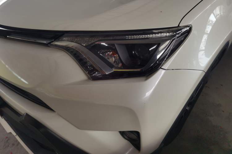 Used Toyota RAV4 2016 2.0L CVT Two-Wheel Drive Fashion Edition China V Standard
