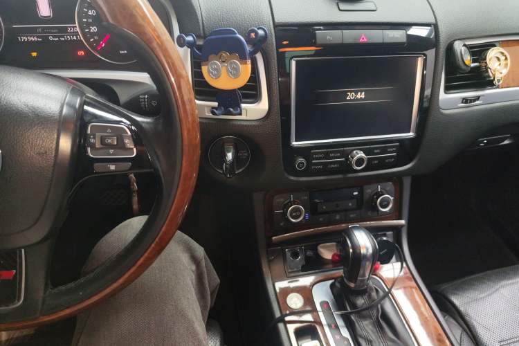 Used Volkswagen Touareg 2011 3.0 TDI Diesel Comfort Version Audio And AC Panel