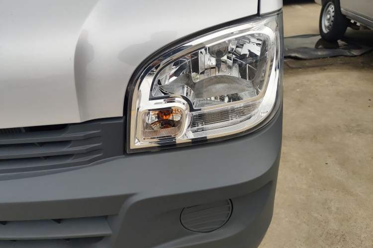 Used Wuling Zhiguang 2023 1.5L Practical Version 5/7 Seats Left Front Headlight