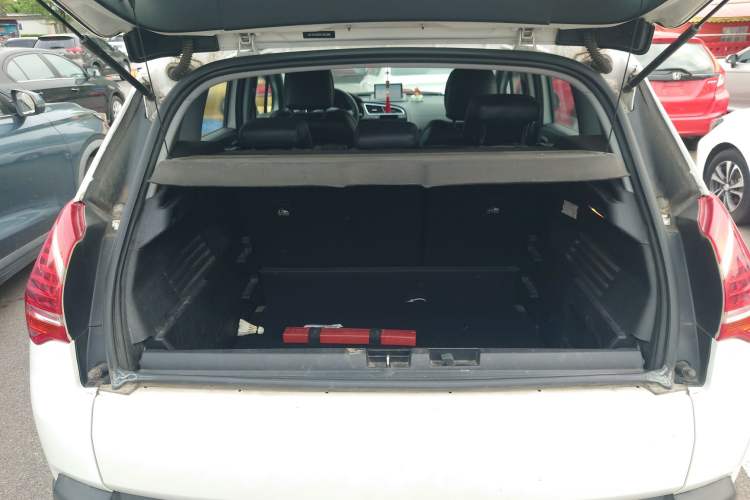 Used Peugeot 3008 2015 2.0L Manual Classic Edition Trunk