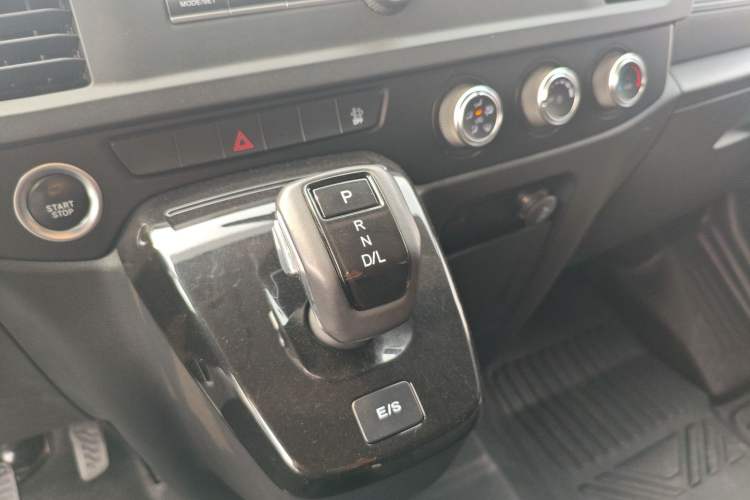 Used JMC Fushun 2023 2.0T Automatic Short-Wheelbase Low-Roof Commercial & Multi-Purpose Passenger Vehicle 6-Seater with Dual-Opening Tailgate