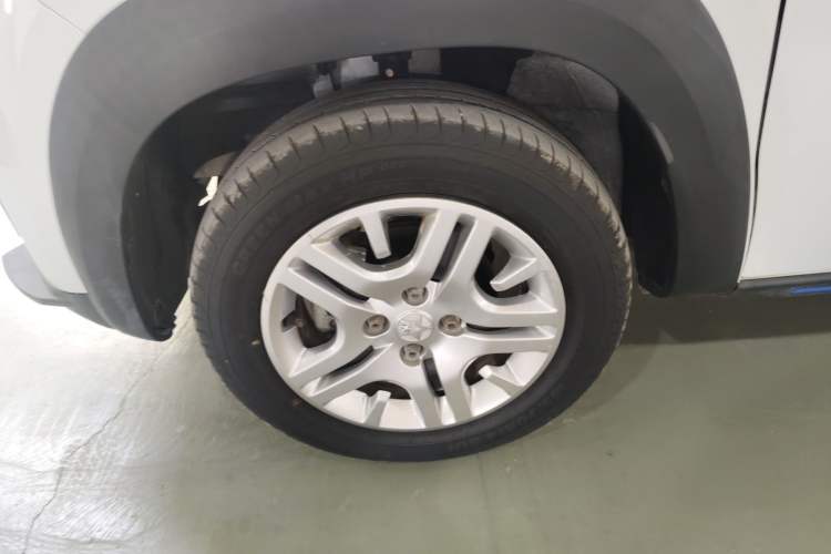 Used Venucia e30 2020 Elite Version Left Front Wheel Hub