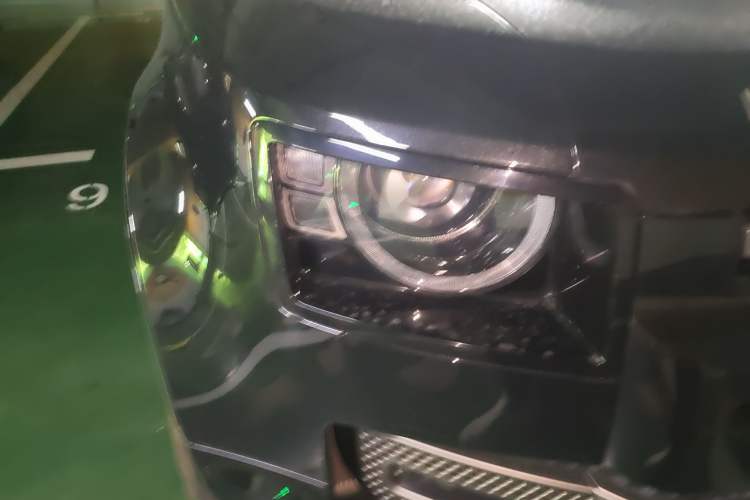 Used Land Rover Defender 2025 110 3.0T P400 – Dynamic HSE Right Front Headlight