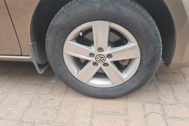 Used Volkswagen Bora 2014 1.6L Automatic Fashion Model Right Front Wheel Hub