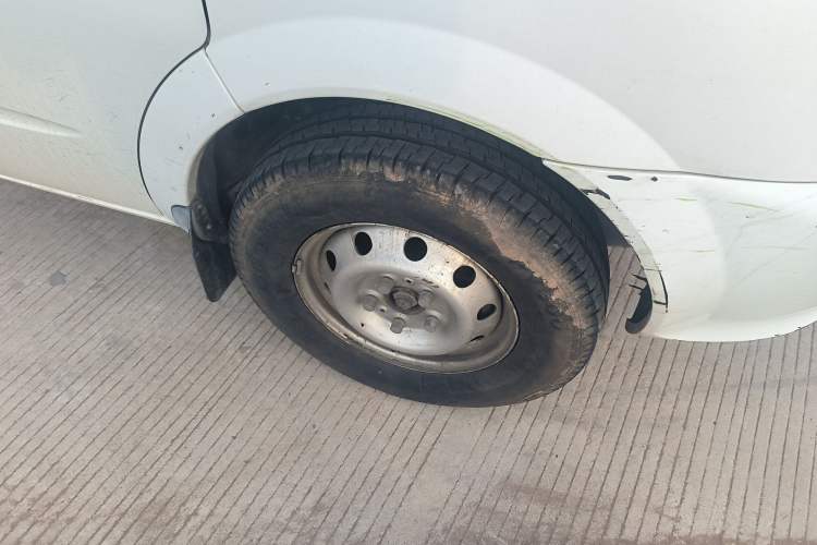 Used SAIC MAXUS Xintu V80 2020 2.5T Manual Classic City Delivery King Short Wheelbase Mid-Roof Design 2/3 Seats