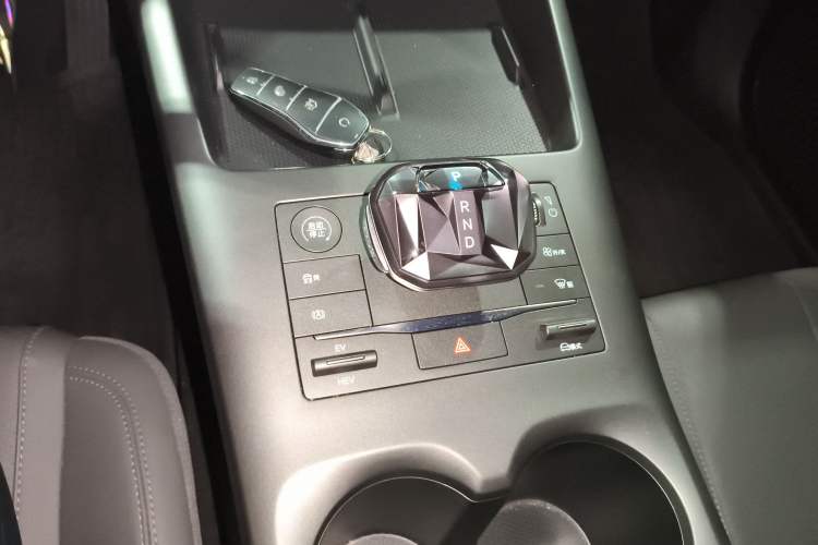 Used BYD Qin PLUS 2025 DM-i Smart Drive 55KM Leading Model Gear Lever