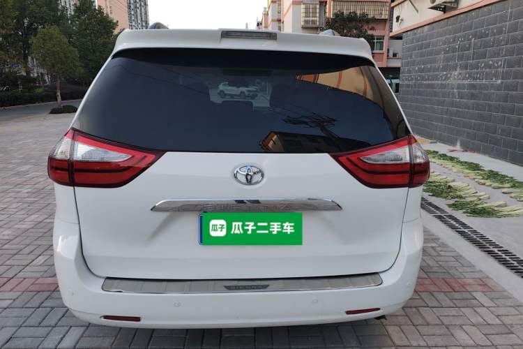 Used Toyota Sienna 2017 3.5L Four-Wheel Drive LE Trim 7 Seats – U.S. Specification
