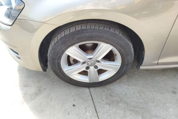 Used Volkswagen Golf 2015 1.4TSI Automatic Luxury Model Left Front Wheel Hub