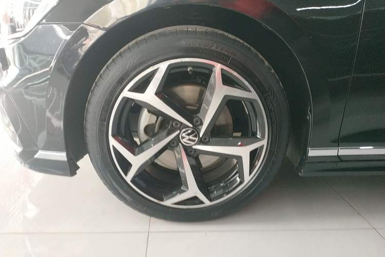 Used Volkswagen Magotan 2023 2 Million Units Commemorative Edition 330TSI DSG Luxury Version Left Front Wheel Hub
