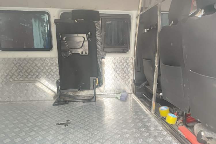 Used JMC Fushun 2025 2.0T 6MT Diesel Short-Wheelbase Mid-Height Commercial Multi-Purpose Passenger Vehicle 5/6 Seats Left Rear Seat