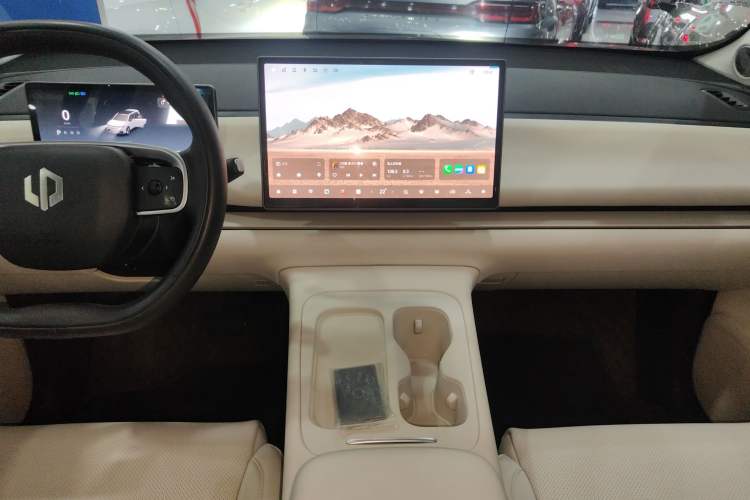 Used Leapmotor C16 2024 Range-Extended 200 Luxury Edition Audio And AC Panel