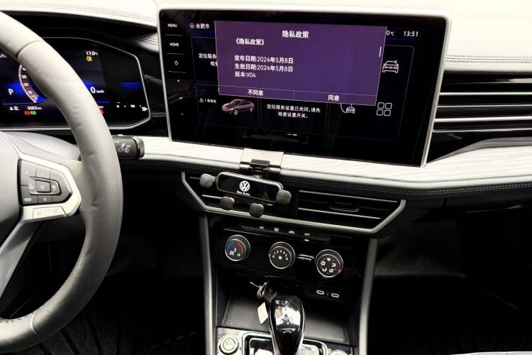 Used Volkswagen Sagitar 2025 300TSI DSG Excellence Edition Audio And AC Panel