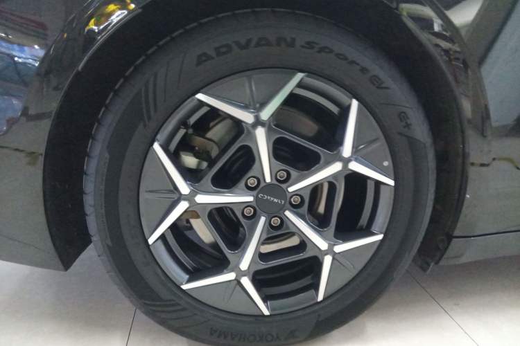 Used Lynk & Co Z10 2025 71 kWh 602 km Range Rear-Wheel Drive Pro
