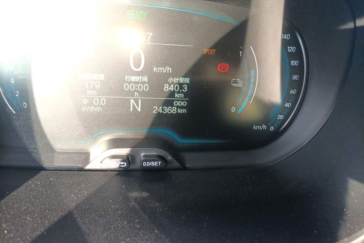 Used Chery Little Ant 2022 Restyled Version Sweet Pink Edition Half-Sugar Version 30.6 kWh 30 kW 301 km Odometer Close Up