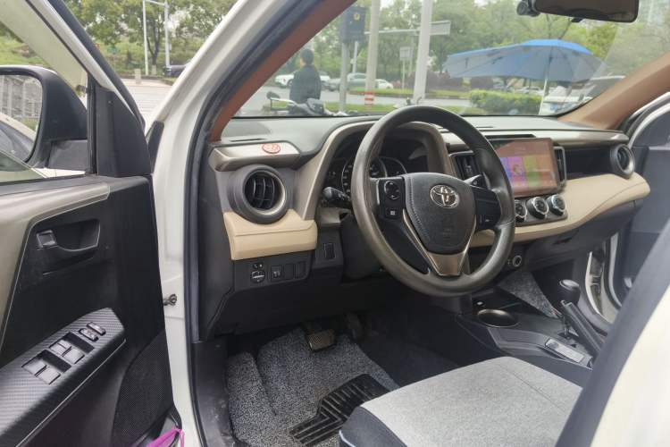 Used Toyota RAV4 2013 2.0L CVT Two-Wheel Drive Urban Edition Driver Seat