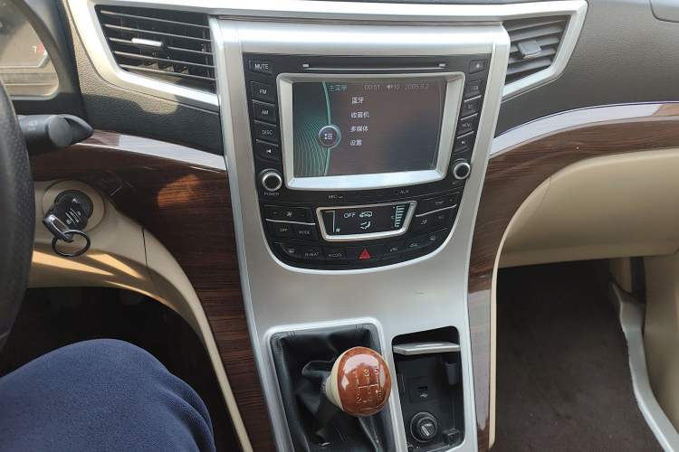 Used Jinbei Grace 2014 2.4L Standard Short-Wheelbase 7-Seater 4RB2
