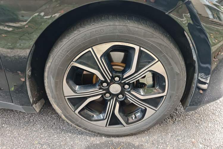 Used Hongqi E-QM5 2021 Online Booking Charging Basic Edition 5 Seats Right Front Wheel Hub