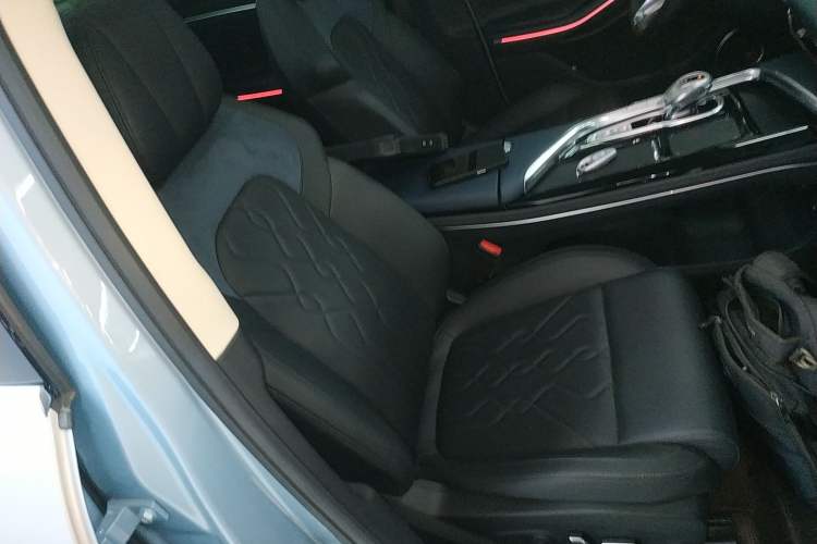 Used VOYAH FREE 2023 Four-Wheel Drive Extended-Range Model with Ultra-Long Range
