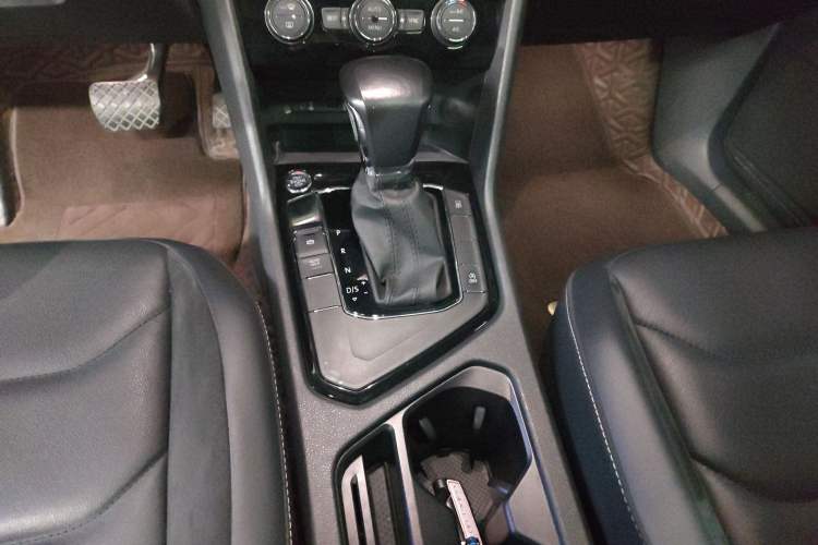 Used Volkswagen Tiguan L 2017 330TSI Automatic Two-Wheel Drive Luxury Edition Gear Lever