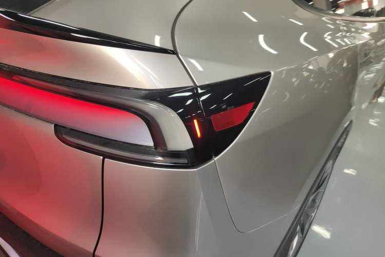 Used Tesla Model Y L 2025 Model Long-Range All-Wheel-Drive Version
