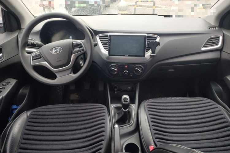 Used Hyundai Verna (new generation) 2020 1.4L Manual GLS Cool Edition Center Console