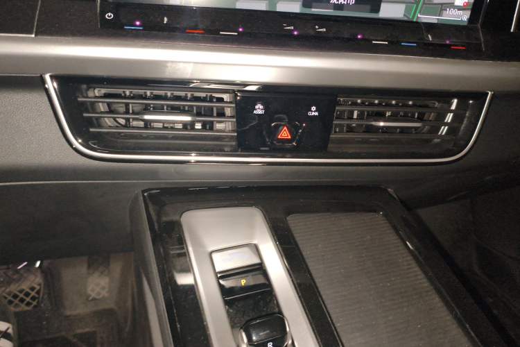 Used Volkswagen Tavendor 2024 330TSI Luxury Touring - All-Inclusive Edition Audio And AC Panel