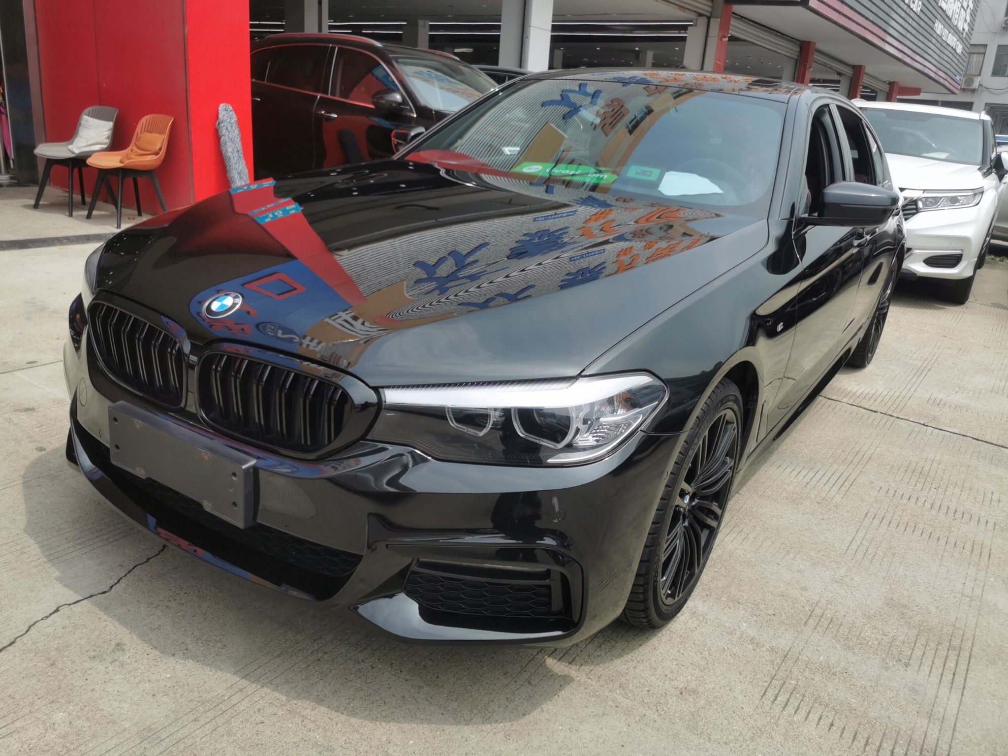 Под передней частью автомобиля