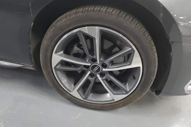 Used Audi A4L 2025 2 Million Units Enjoyment Version 40 TFSI Stylish and Dynamic Type Right Front Wheel Hub