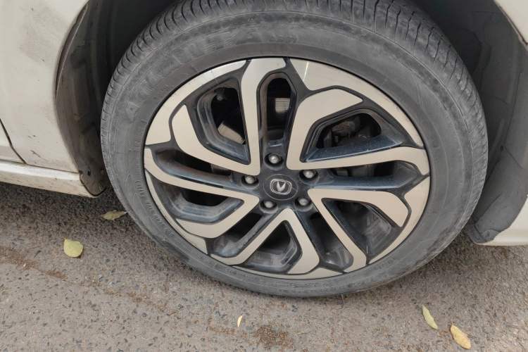 Used CHANGAN Eado New Energy 2019 EV460 Smart Edition Right Front Wheel Hub