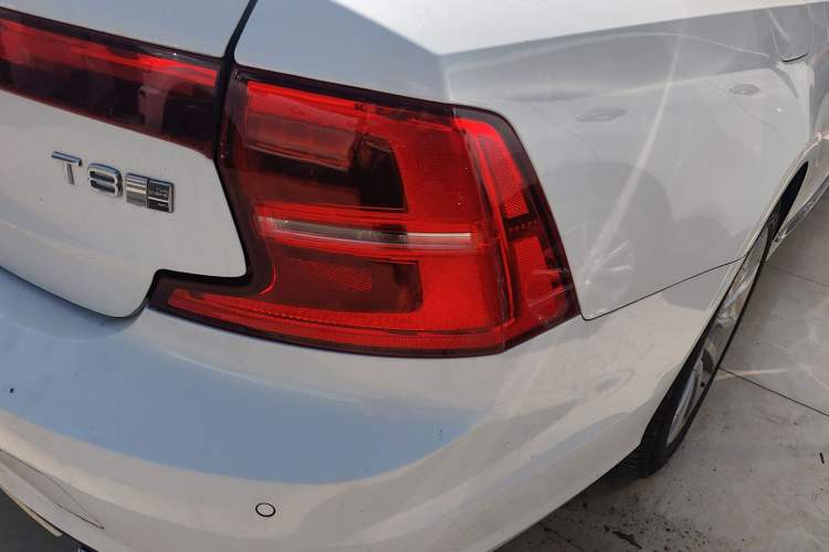 Used Volvo S90 New Energy 2020 T8 e-Drive Hybrid – Zhiyi Luxury Edition Exterior 3