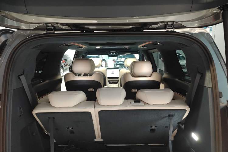 Used Zeekr 009 2024 7-Seater Walk-Through Version Four-Wheel Drive 108 kWh
