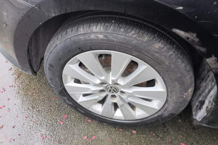 Used Volkswagen Lavida 2013 Restyled Classic 1.6L Manual Comfort Edition Left Front Wheel Hub