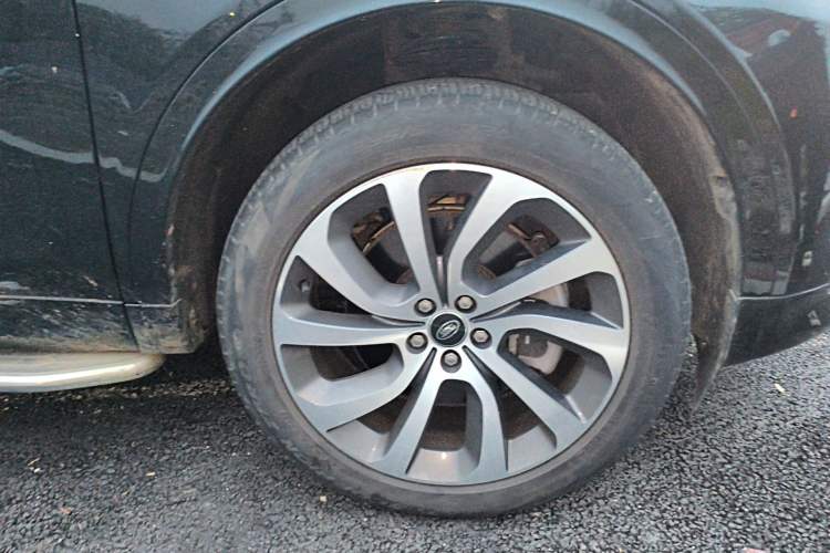 Used Land Rover Discovery Sport 2022 Revised Version 249 PS R-Dynamic S Performance Edition 5 Seats Right Front Wheel Hub