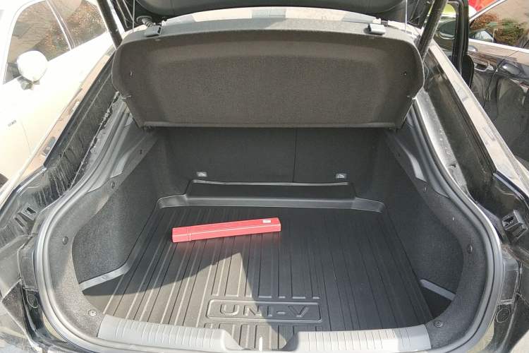 Used CHANGAN UNI-V 2023 1.5T Sport Edition Trunk