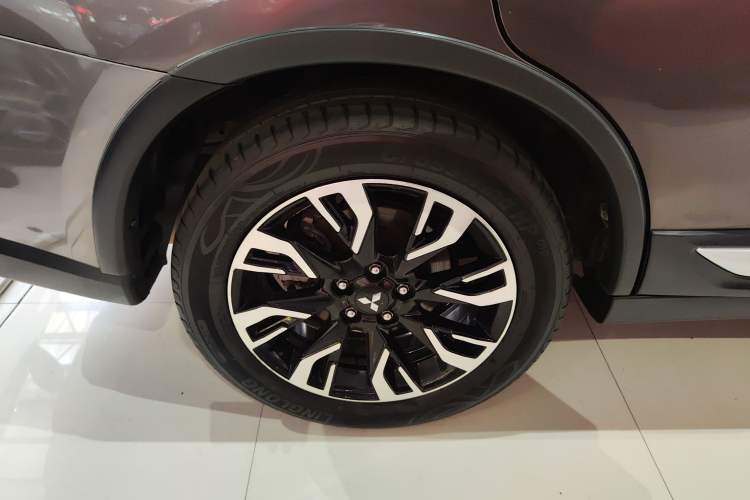 Used Mitsubishi Outlander 2019 2.0L Two-Wheel Drive Comfort Edition 7 Seats China V Emission Standard Exterior 5