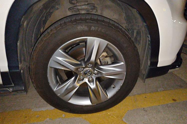 Used Toyota Highlander 2015 2.0T Two-Wheel Drive Luxury Edition 7 Seats Right Front Wheel Hub