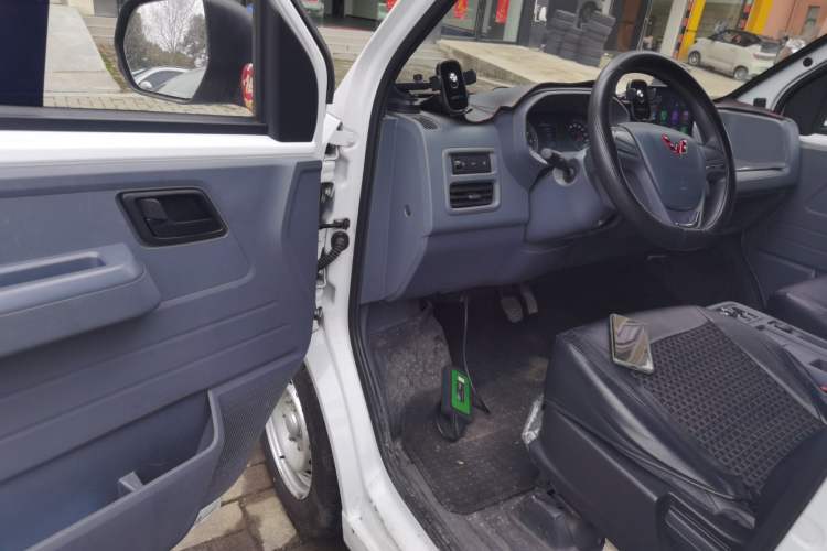 Used Wuling Yangguang 2024 300km Comfort-Grade Passenger Van 60kW
