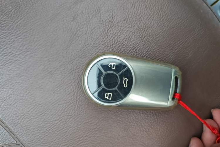 Used ORA Good Cat 2023 401 km Standard Range Luxury Version Lithium Iron Phosphate Vehicle Key