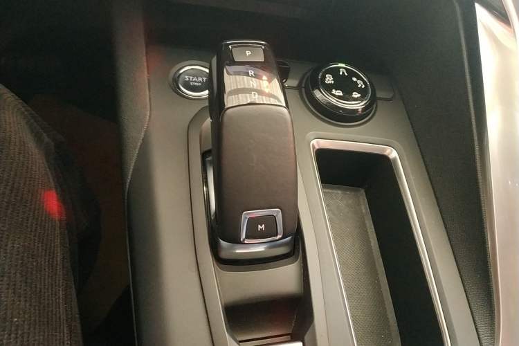 Used Peugeot 5008 2017 380THP 7-Seater Luxury Edition Gear Lever