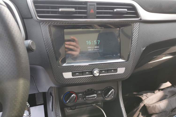 Used MG ZS 2020 Global Bestseller with 1.5L Engine Manual Transmission and a Massive 65-Inch Panoramic Sunroof Version Audio And AC Panel