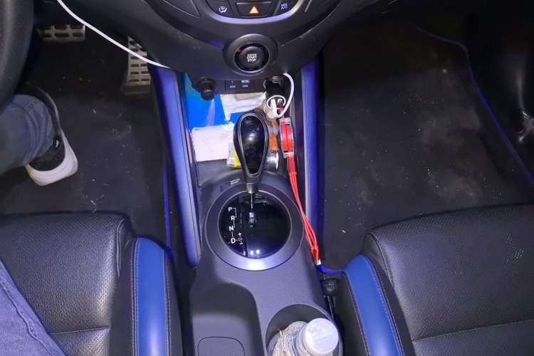 Used Hyundai Veloster 2015 1.6T Automatic Luxury Edition Gear Lever