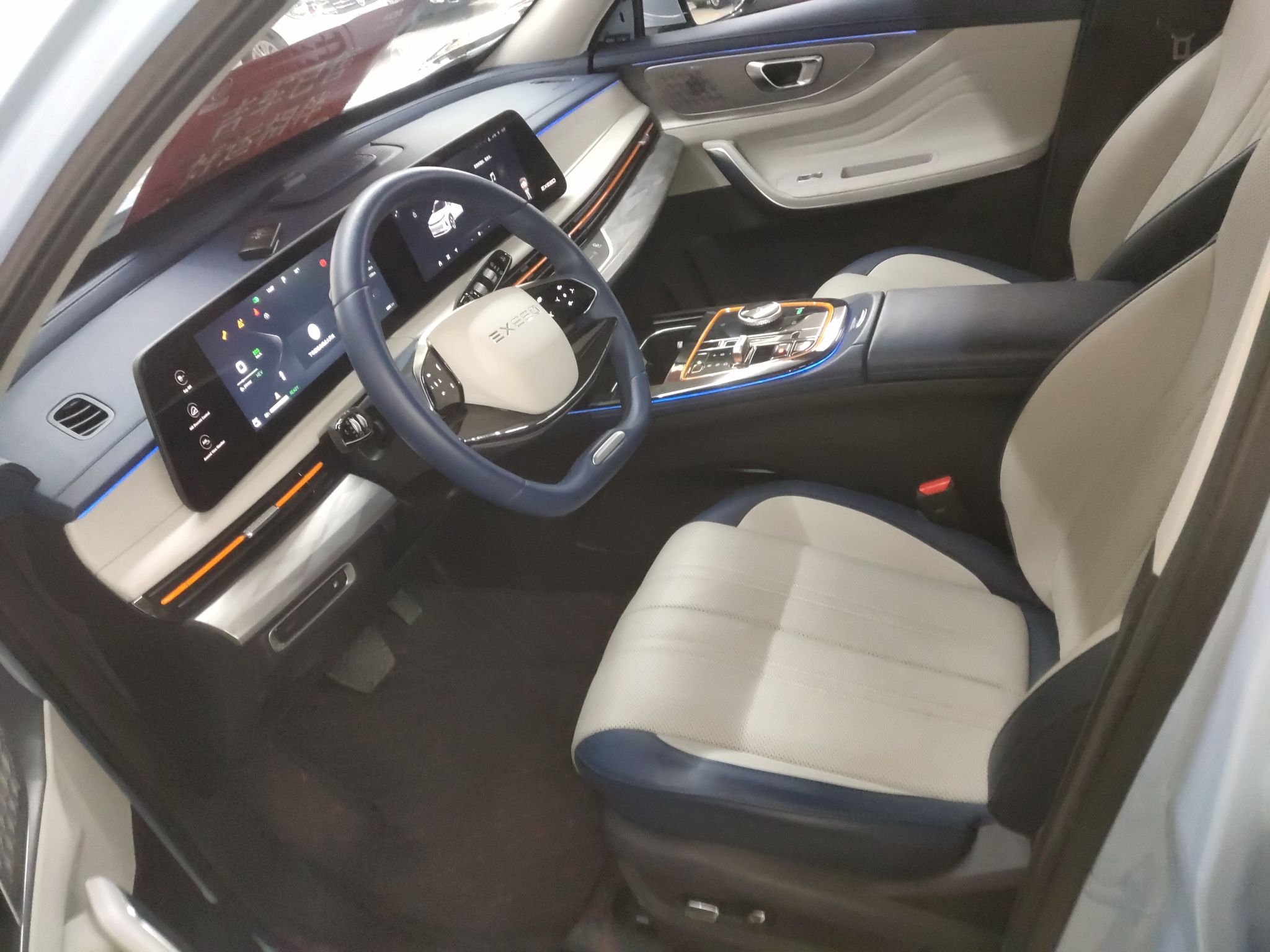 المقاعد الأمامية داخل السيارة