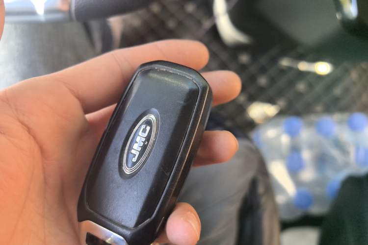 Used JMC Fushun 2025 2.0T 8AT Diesel Short-Wheelbase Mid-Height Commercial Van with 2/3 Seats
