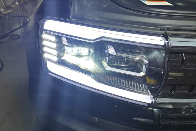 Used Formula Leopard 5 2023 Navigator Edition
