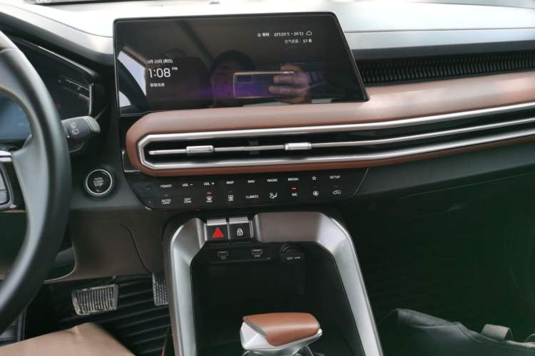 Used Kia Sportage R 2021 Ace 2.0L Splendid Edition Audio And AC Panel