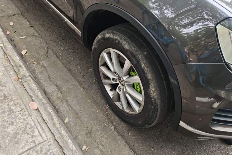 Used Volkswagen Touareg 2017 3.0 TSI Touareg Model Right Front Wheel Hub