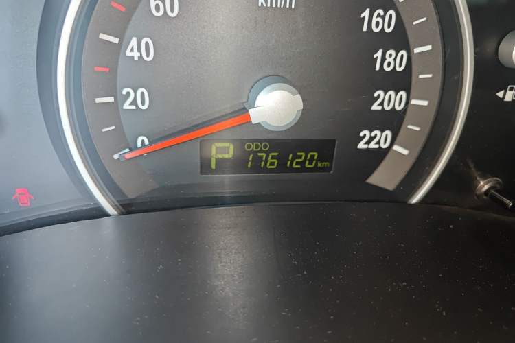 Used Kia VQ 2011 2.7 Comfort Edition Odometer Close Up