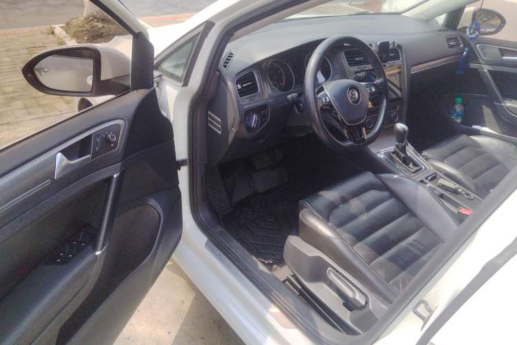 Used Volkswagen Golf 2014 1.4TSI Automatic Luxury Model Driver Seat