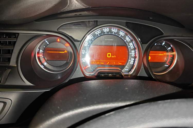 Used Citroen C5 2014 1.6T Automatic Luxury Model Odometer Close Up