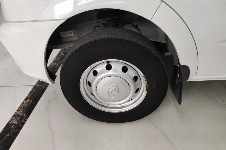 Used SAIC MAXUS Xintu V80 2021 2.0T Manual Classic Aoyuntong Short Wheelbase Mid-Roof 5/6-Seater Left Front Wheel Hub